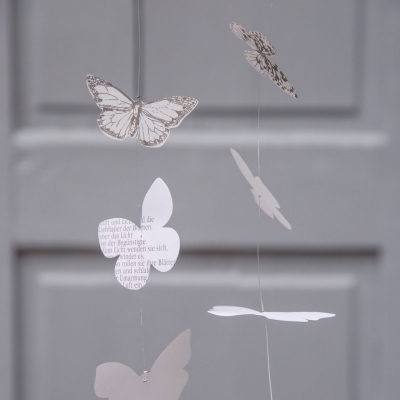 Raeder - Blossom. Χάρτινη Διακοσμητική Γιρλάντα Butterfly Necklace White Grey