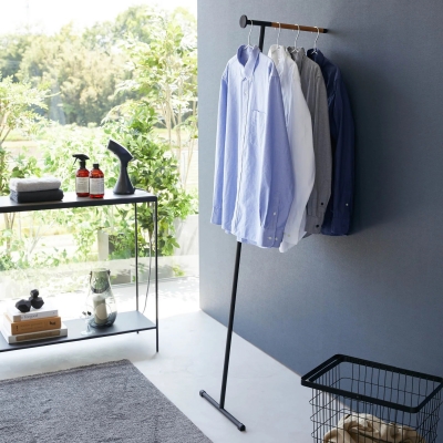 Yamazaki - Κρεμάστρα Ρούχων Με Βάση Σιδερώματος Tower Slim BK