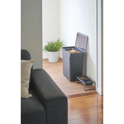 Yamazaki - Δοχείο Αποθήκευσης Φαγητού Για Κατοικίδια Με Δοσομετρητή 12kg BK Yamazaki - Δοχείο Αποθήκευσης Φαγητού Για Κατοικίδια Με Δοσομετρητή 12kg BK