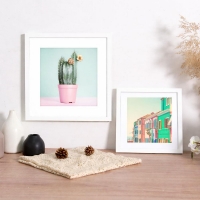 Κορνίζα τοίχου ξύλινη λευκή με ακρυλικό τζάμι 30x30εκ.