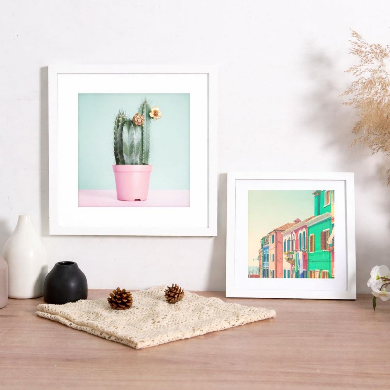 Κορνίζα τοίχου ξύλινη λευκή με ακρυλικό τζάμι 30x30εκ.