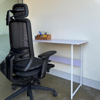 Γραφείο μίνιμαλ με λευκό σκελετό και λιλά επιφάνεια 100x45xΥ72εκ. Γραφείο μίνιμαλ με λευκό σκελετό και λιλά επιφάνεια 100x45xΥ72εκ.