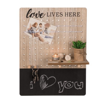 Πίνακας σημειώσεων φελλού «Love lives here» με 1 ράφι και μαυροπίνακα Υ48x36x1εκ. Πίνακας σημειώσεων φελλού «Love lives here» με 1 ράφι και μαυροπίνακα Υ48x36x1εκ.