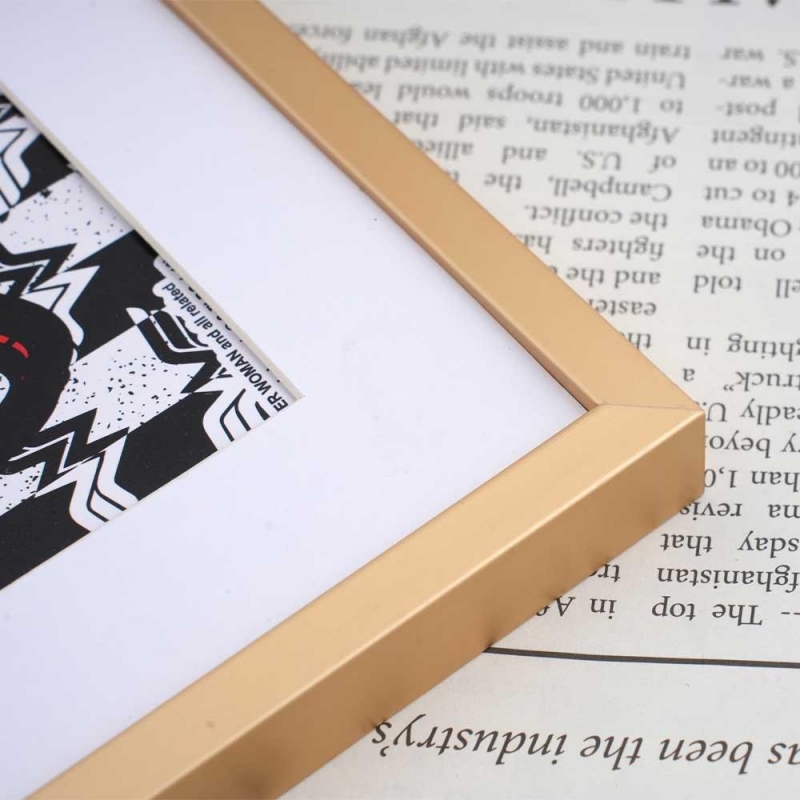 Κορνίζα τοίχου μεταλλική χρυσή με ακρυλικό τζάμι 60x40εκ.