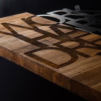 Διακοσμητικό τοίχου Deseze pakoworld ξύλο πεύκου σε φυσική απόχρωση με μαύρο μέταλλο 48x3x58εκ