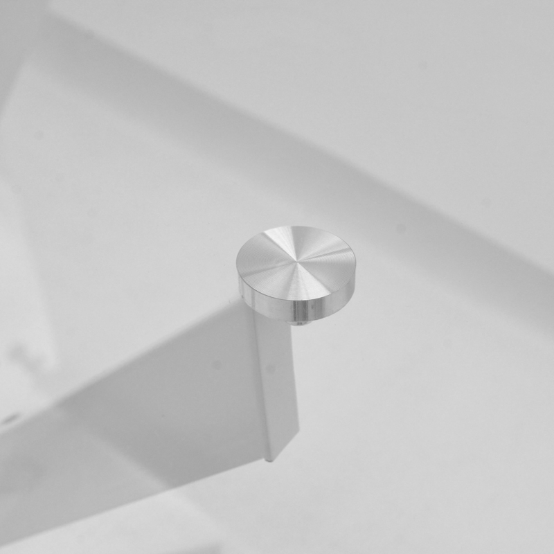 Τραπέζι Antoro pakoworld γυαλί και μεταλλικά πόδια σε λευκή απόχρωση Φ100x75εκ Τραπέζι Antoro pakoworld γυαλί και μεταλλικά πόδια σε λευκή απόχρωση Φ100x75εκ